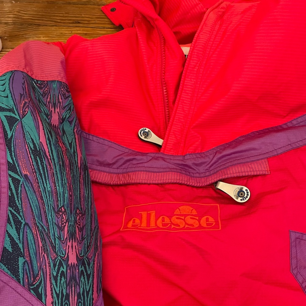 Retro 80s jacket fits large has deep pockets and detachable hood!